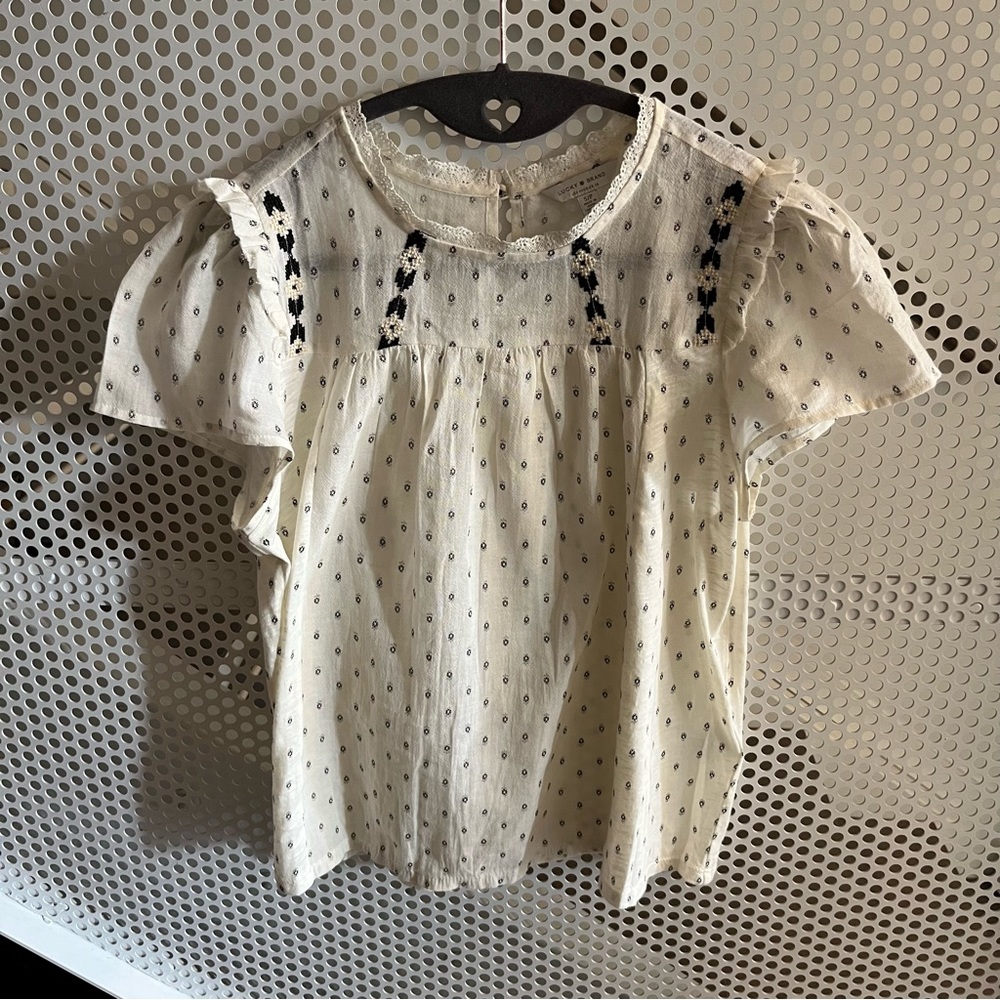 Lucky Brand Women’s cream blouse with ruffled sleeves. Size small.